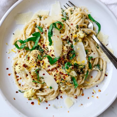 Golden creamy sauce coating the spaghetti in this Creamy Roasted Cauliflower Garlic Pasta dish, ready to eat.
